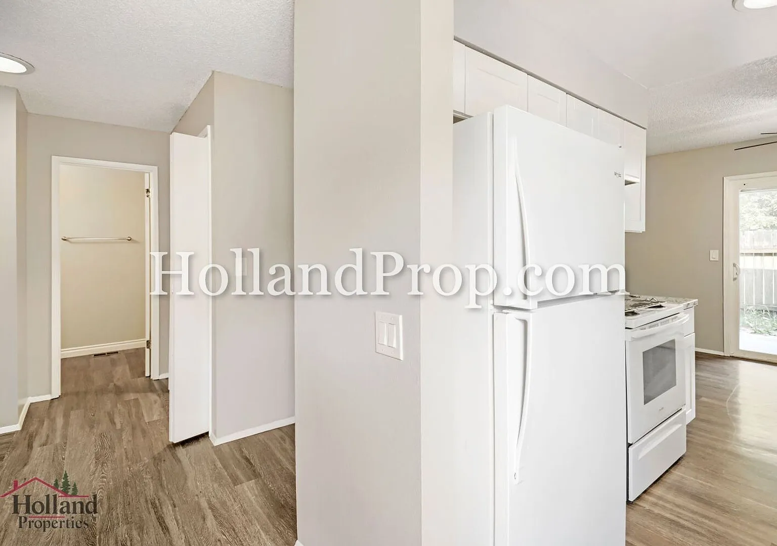 Charming 3-Bedroom Duplex with Fenced Yard, Fireplace & Garage Near Hwy 26! — Photo 4