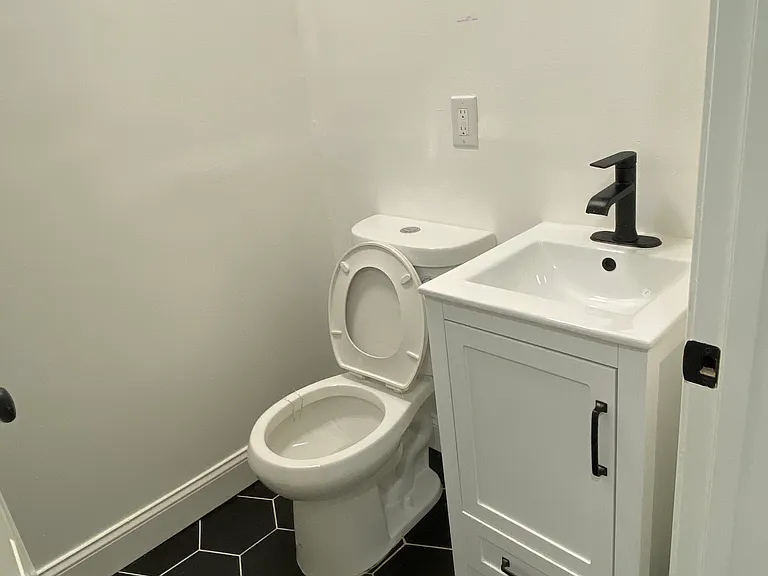 9233 Shadowood Ln — Photo 2