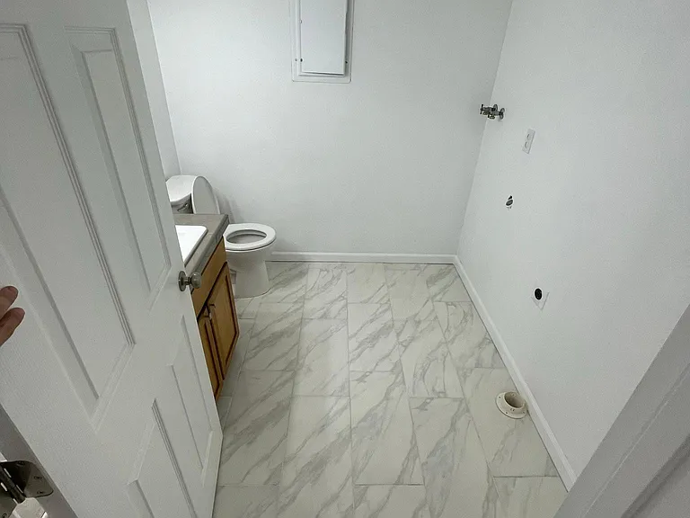 2075 NE Holliday Ave — Photo 2