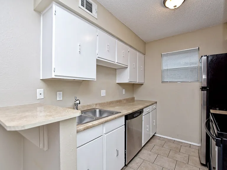 Peppertree Apartments — Photo 10