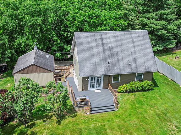 4th image of 210 Pine Dr