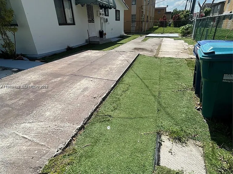 SW 5th St — Photo 3