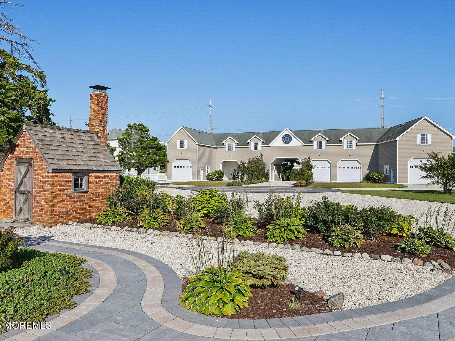 7 bed, 5.5 bath, 5985 sqft, $30,000 — Photo 2