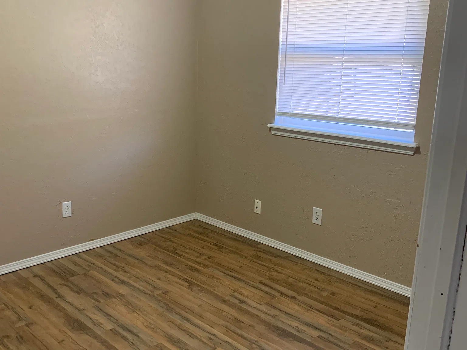 3 bed, 1.5 bath, 1000 sqft, $1,200 — Photo 2