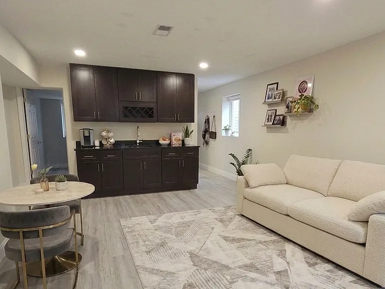 17A W Washington Pl — Photo 1