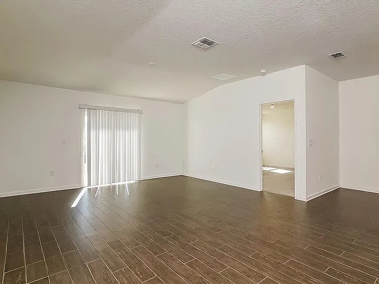 4 bed, 1879 sqft, $2,044 — Photo 3