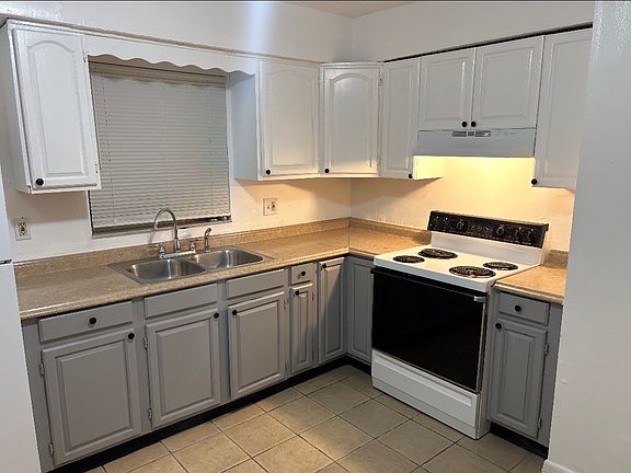 2nd image of 1720 E Idell St