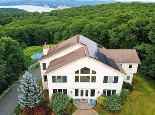 8 Skahen Dr, Tomkins Cove, NY 10986