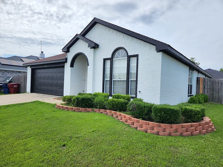 720 Mackenzi Dr — Photo 2