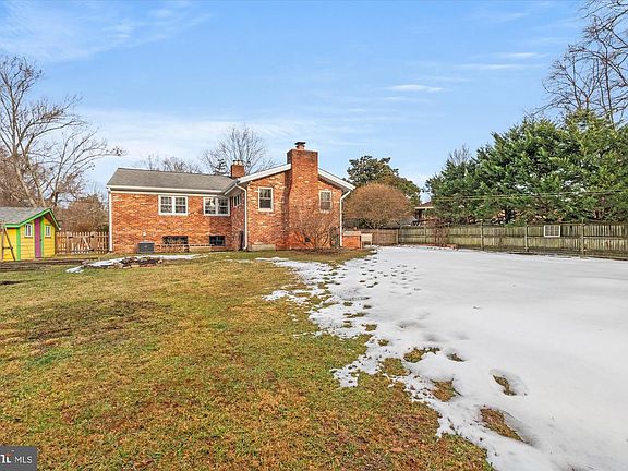 4th image of 7912 Bainbridge Rd