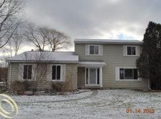12080 Country Side Dr, Hartland, MI
