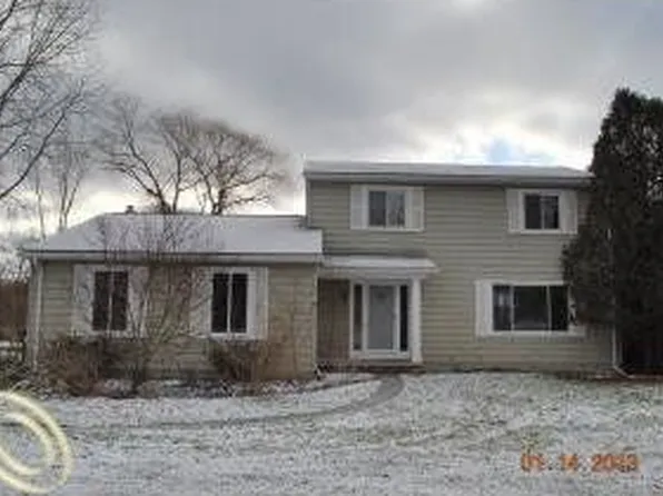 12080 Country Side Dr, Hartland, MI 48353