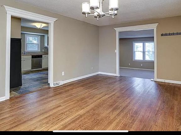 5th image of 8520 Robinson St