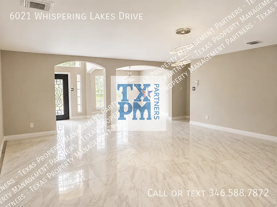 Spacious 5 Bedroom Home in Coveted Whispering Lakes Minutes from Downtown Katy — Photo 3