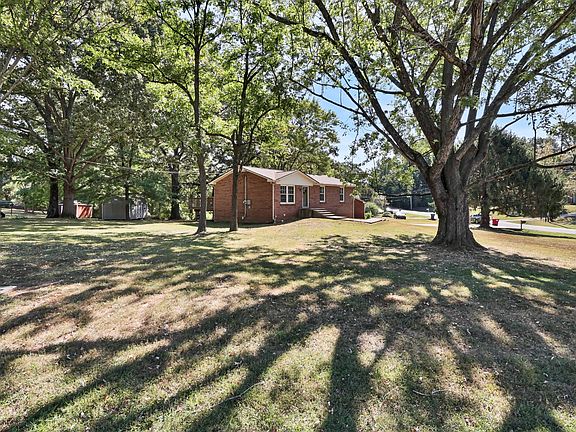 3rd image of 323 Forest Hills Dr