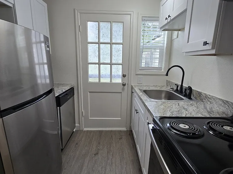 441 NE Winchester St — Photo 6