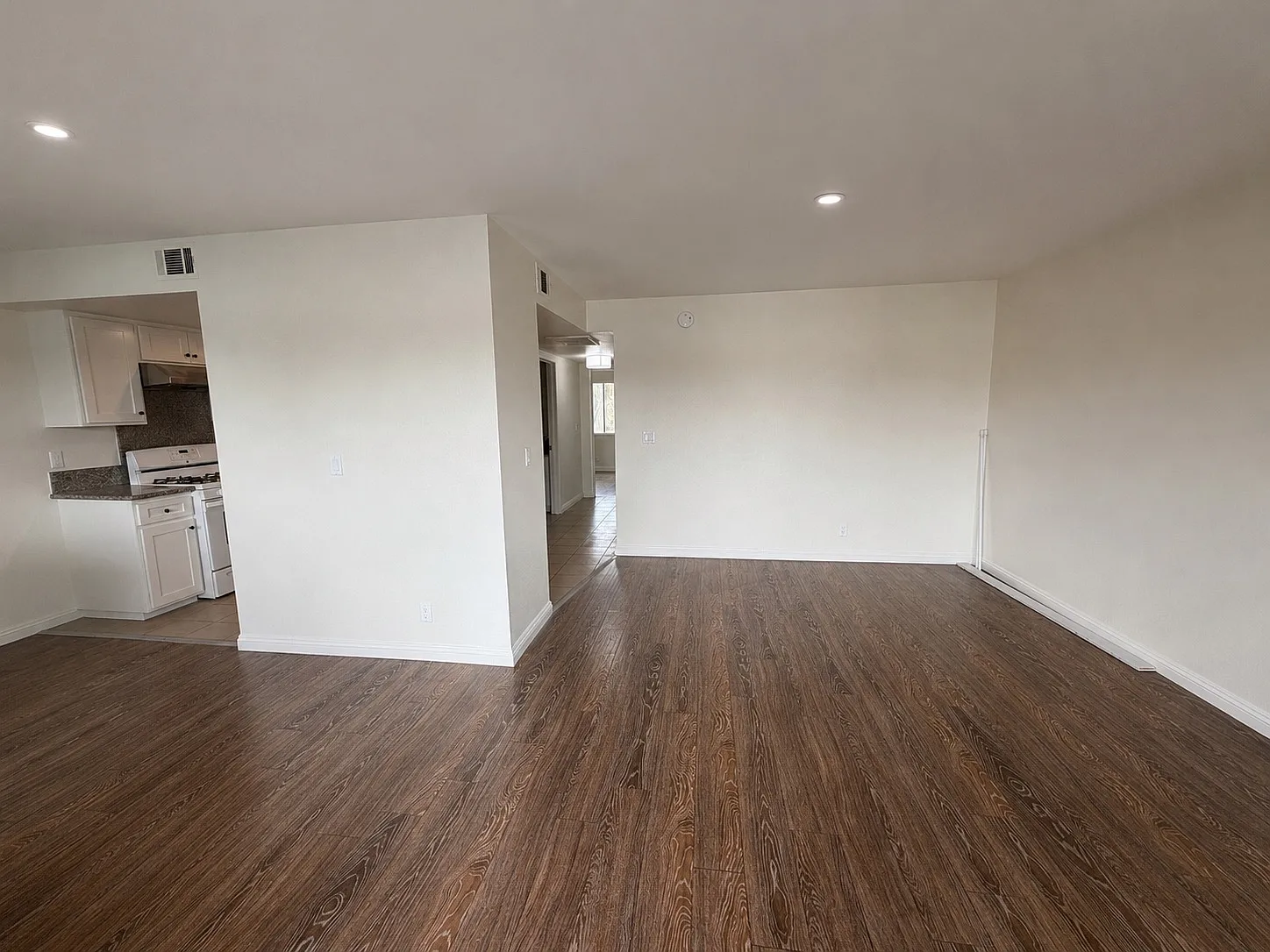 2 bed, 900 sqft, $2,400 — Photo 1