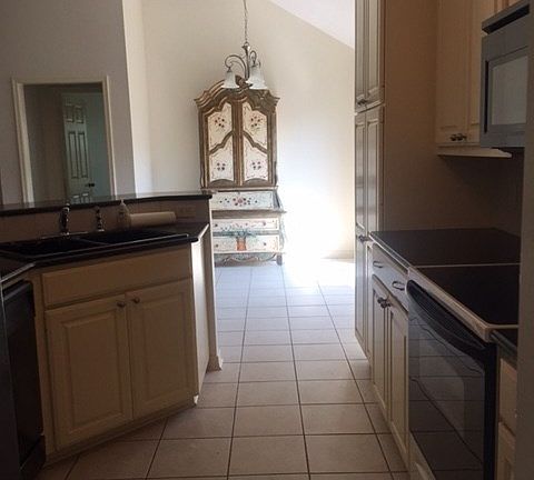 5th image of 410 Park Pl