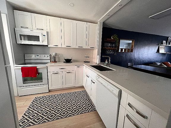 4th image of 1400 NE 191st St APT 307