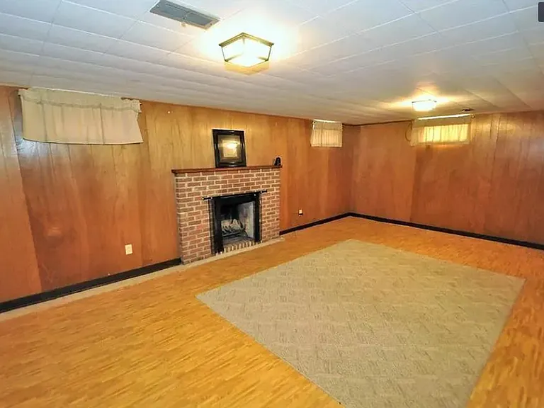 99 Thomas Rd — Photo 12