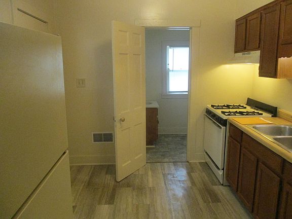 5th image of 1110 S Brook St