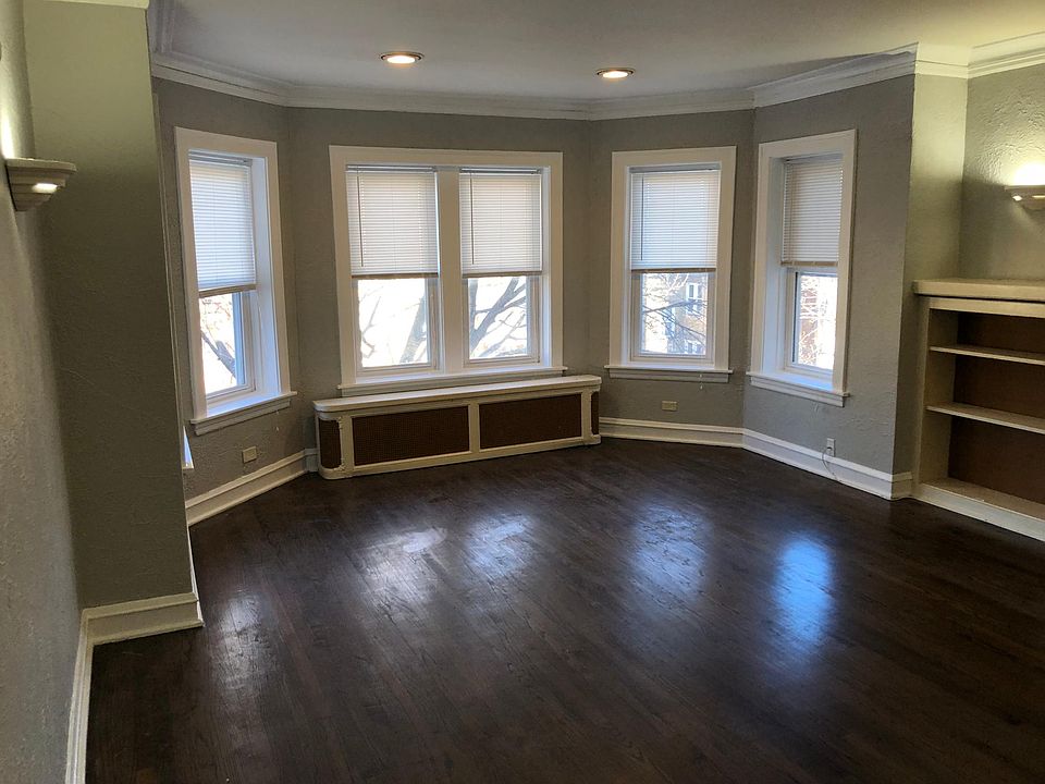 Living room (Facing Windows)