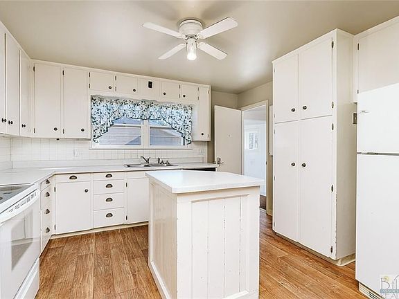 3rd image of 1136 Alderson Ave
