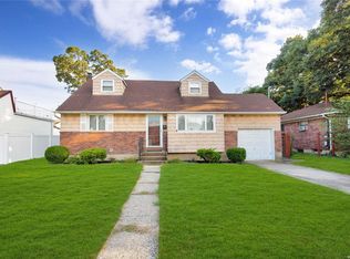 26 McKinley Ave, Farmingdale, NY 11735