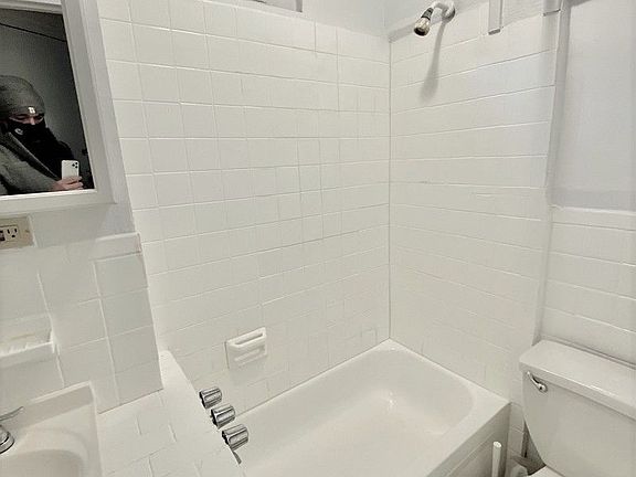 4th image of 42 W 72nd St APT 5