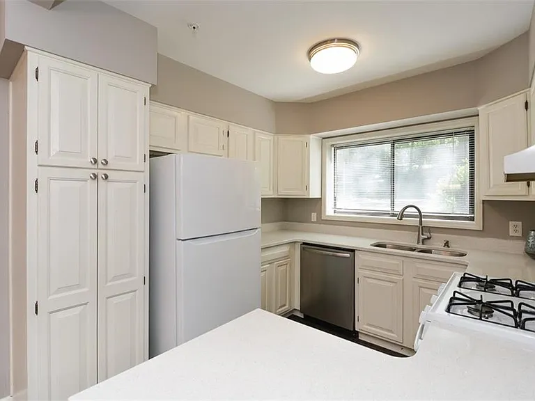 607 Lismore SE — Photo 15
