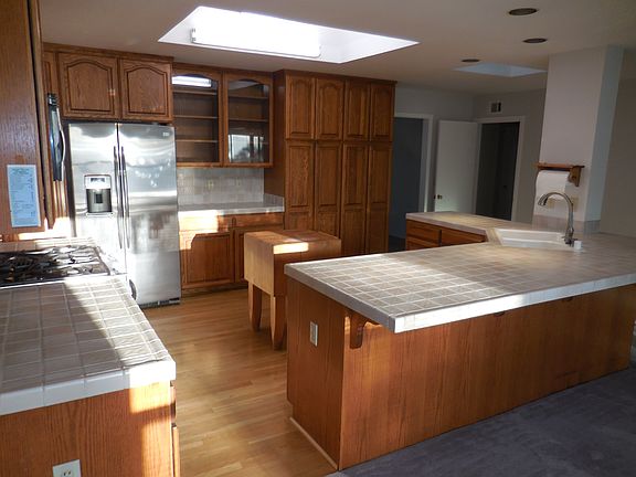 5th image of 643 S Clover Ave