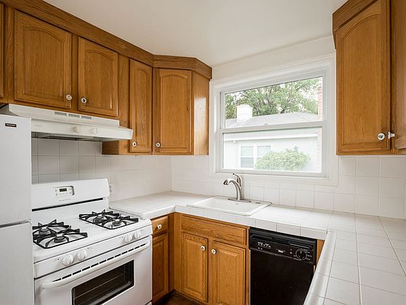 4th image of 20 Churchill Ave