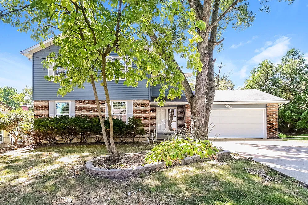4 bed, 2.5 bath, 2130 sqft, $2,595 — Photo 1
