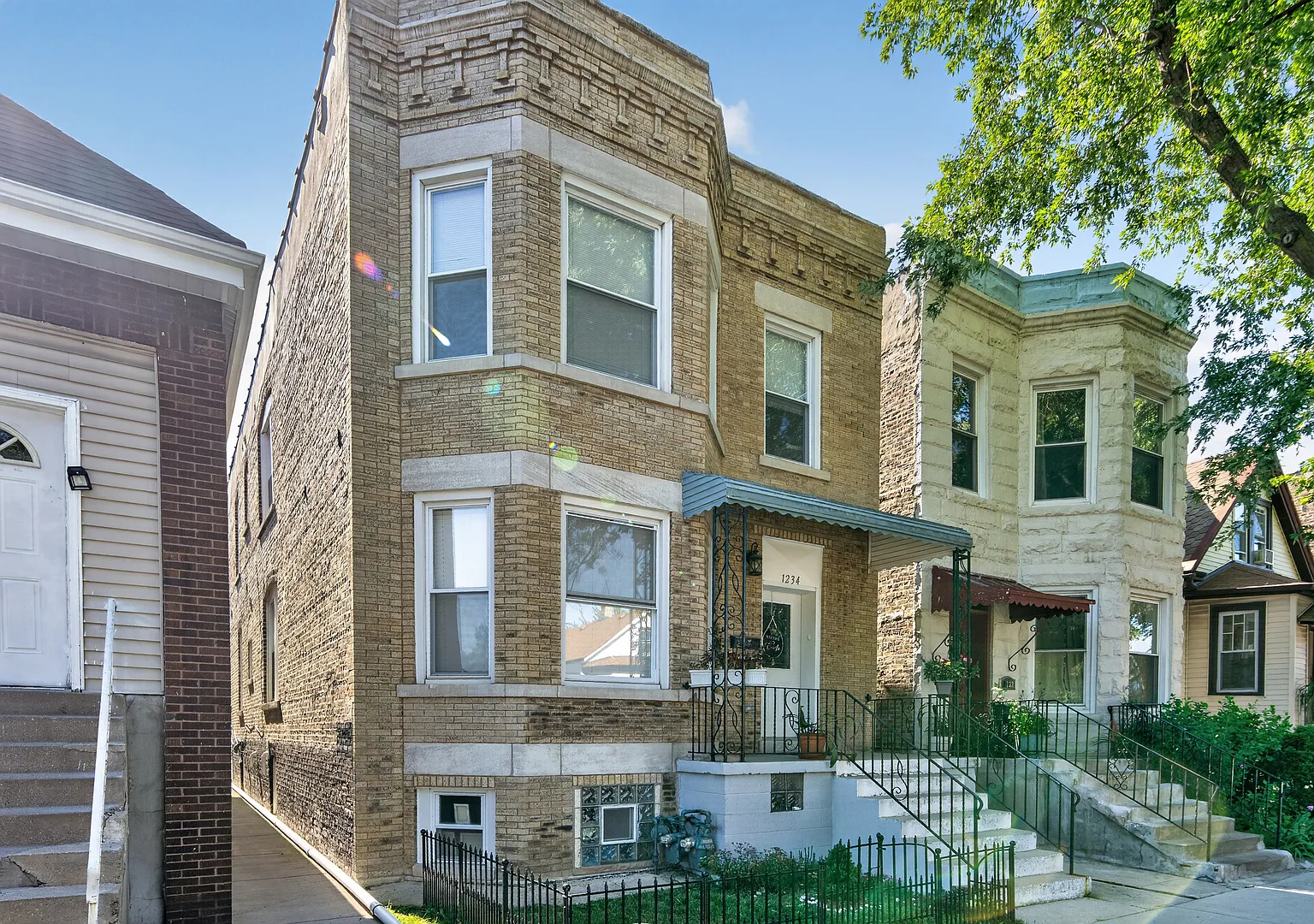 3 bed, 700 sqft, $2,000 — Photo 2
