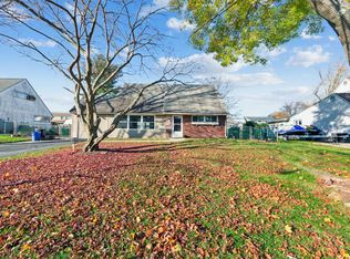 73 Canyon Rd, Levittown, PA 19057