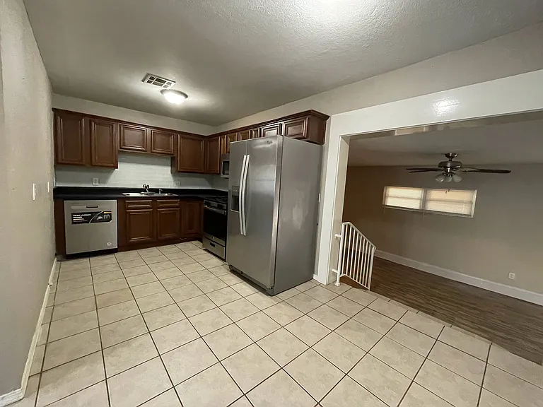 1807 Comanche St NW — Photo 4