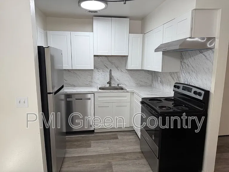 4704 S Darlington Ave #D6 — Photo 5