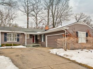 106 E Woodland Rd, Lake Bluff, IL 60044