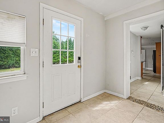 4th image of 669 Tennis Ave
