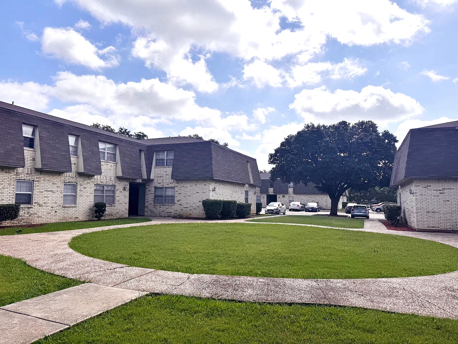 Elizabeth Garden Apartments — Photo 1