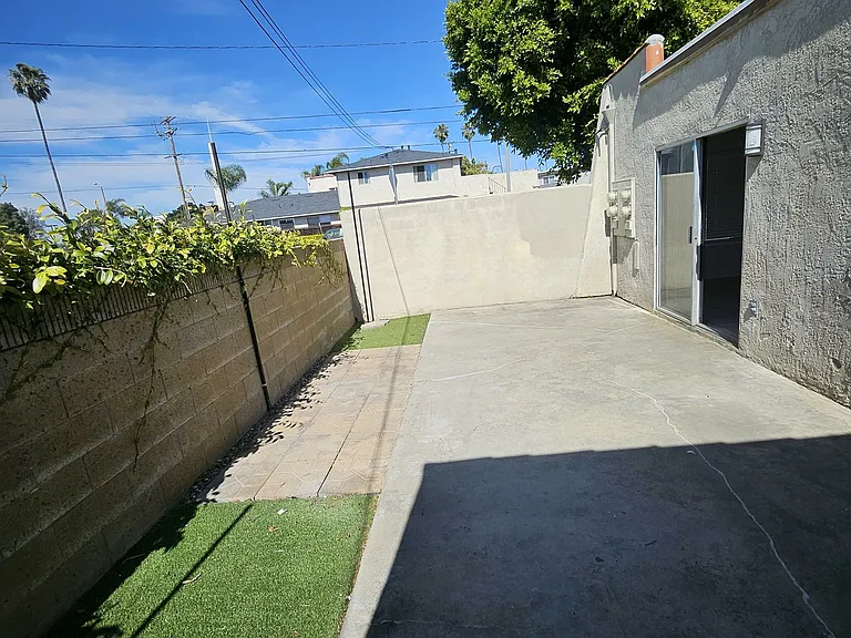 Beach Walk Apartments — Photo 38