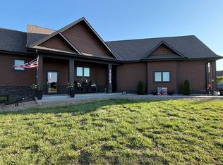 1524 Beechwood Dr, Aurora, NE 68818