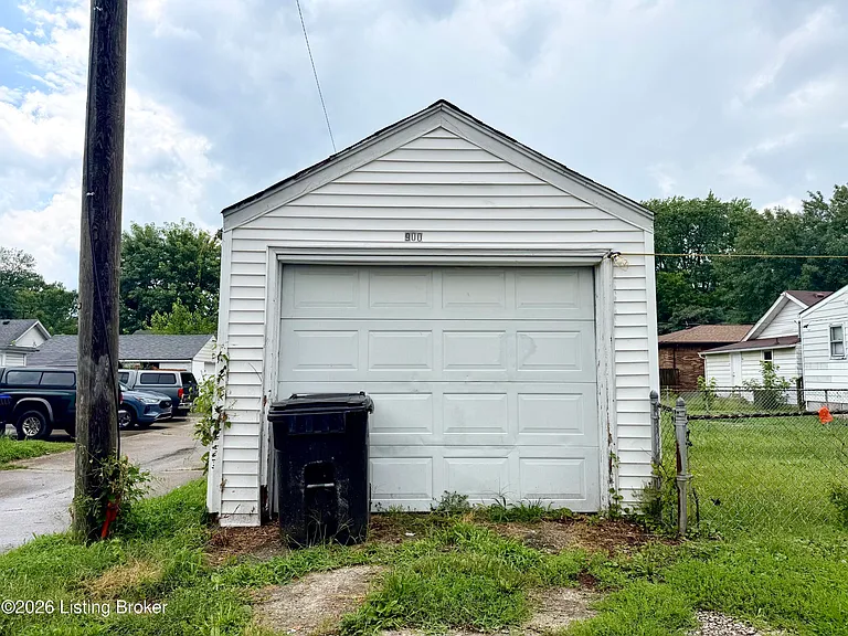 900 Beecher St — Photo 11