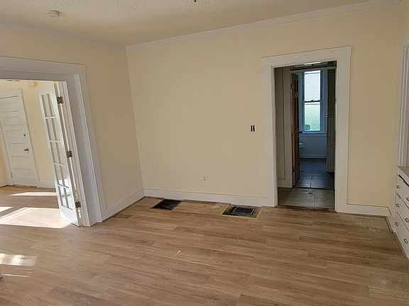 2nd image of 53 Ashland St Floor 1