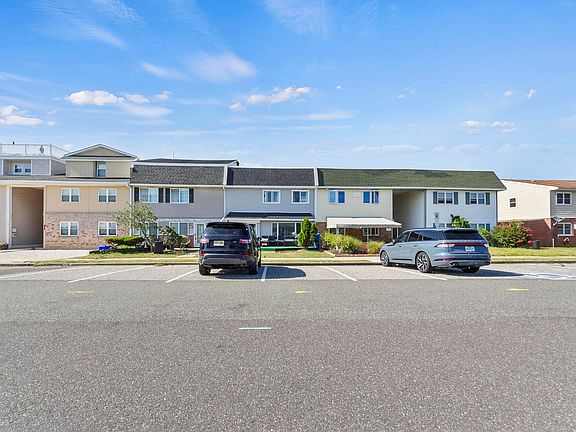 2nd image of 113 Seaview Ct