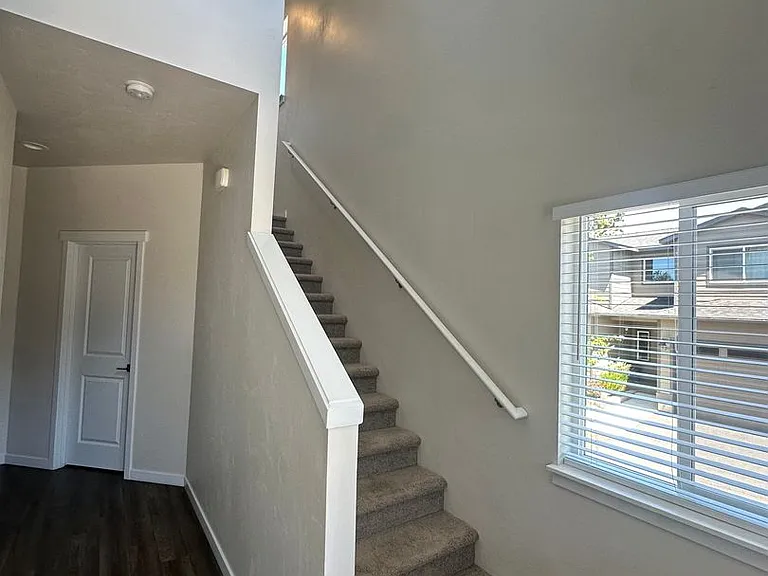 944 NE Paula Dr — Photo 5