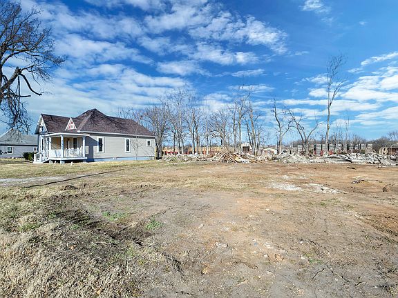 4th image of 1027 E Commercial Street