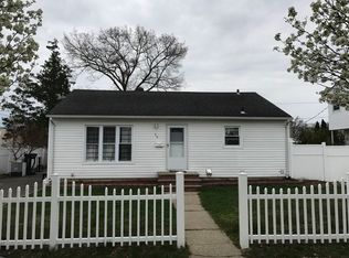 33 Michigan Dr, Hicksville, NY 11801