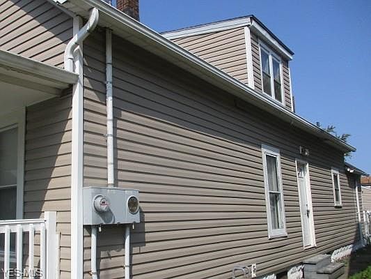 2nd image of 932 W 22nd St
