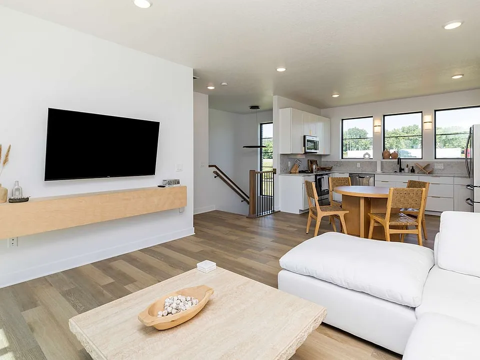 1389 Keosauqua Way